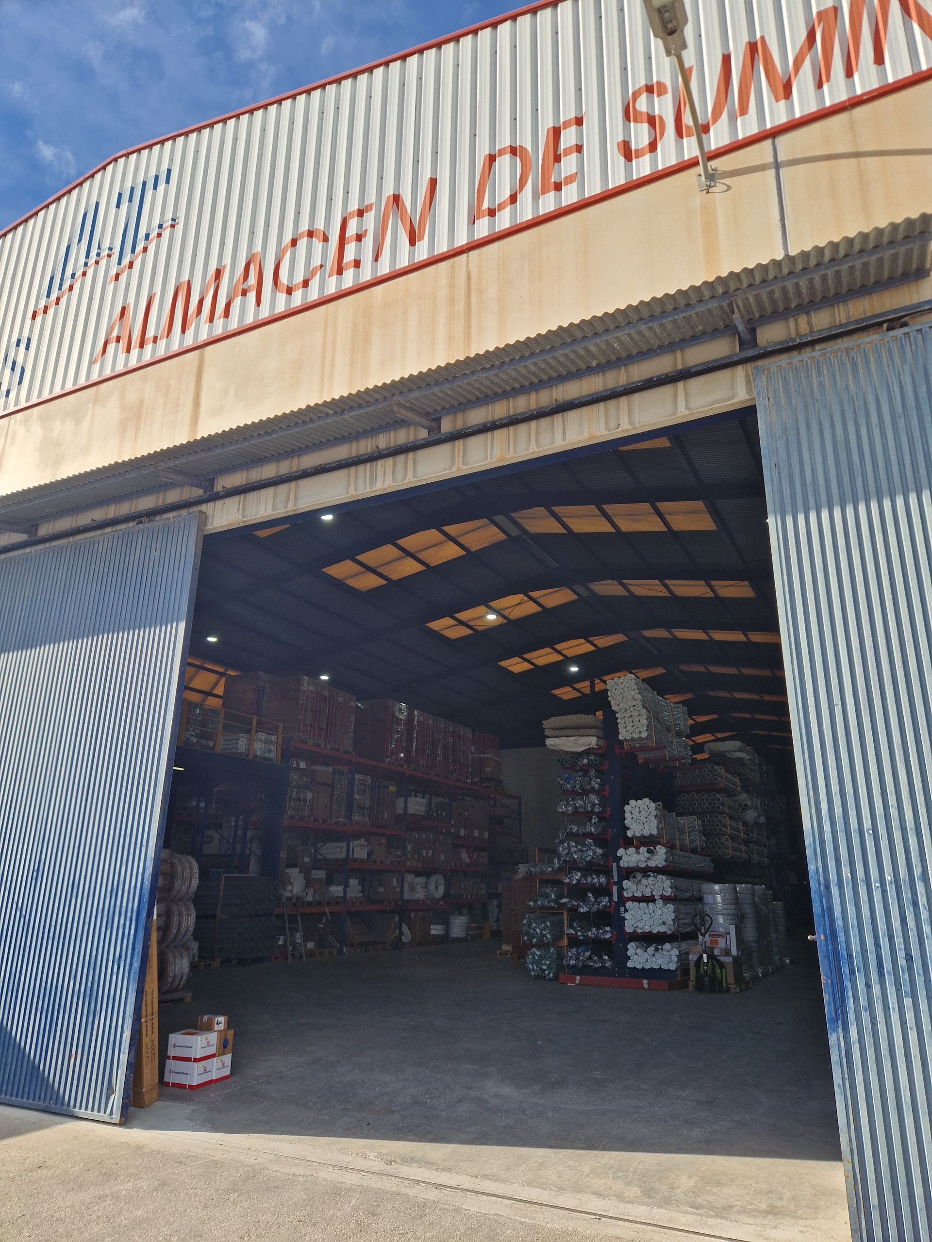 Entrada del almacén, letrero de