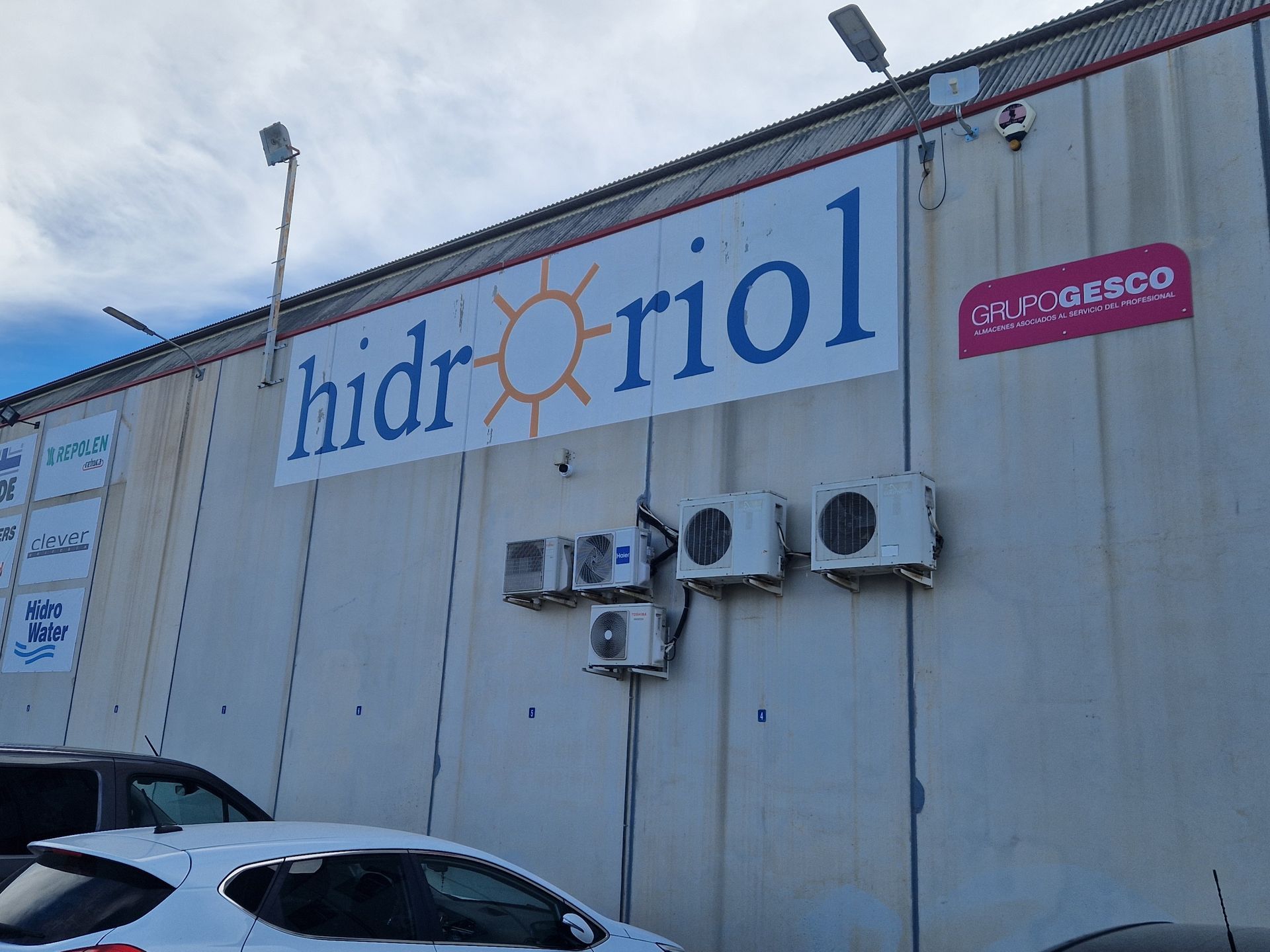 Edificio con letrero de