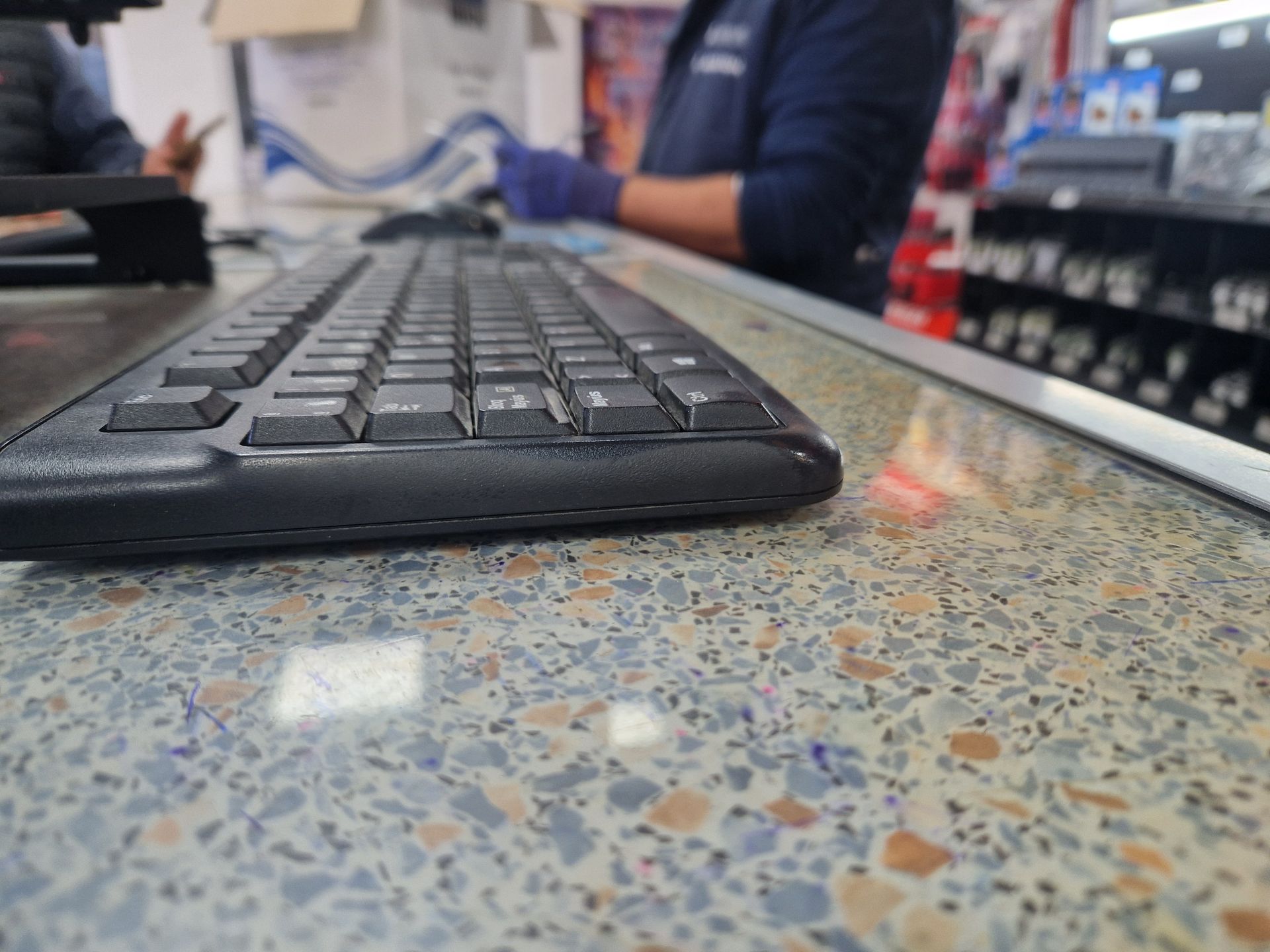 Interior de almacén lleno de cajas apiladas y estanterías; iluminación cenital.