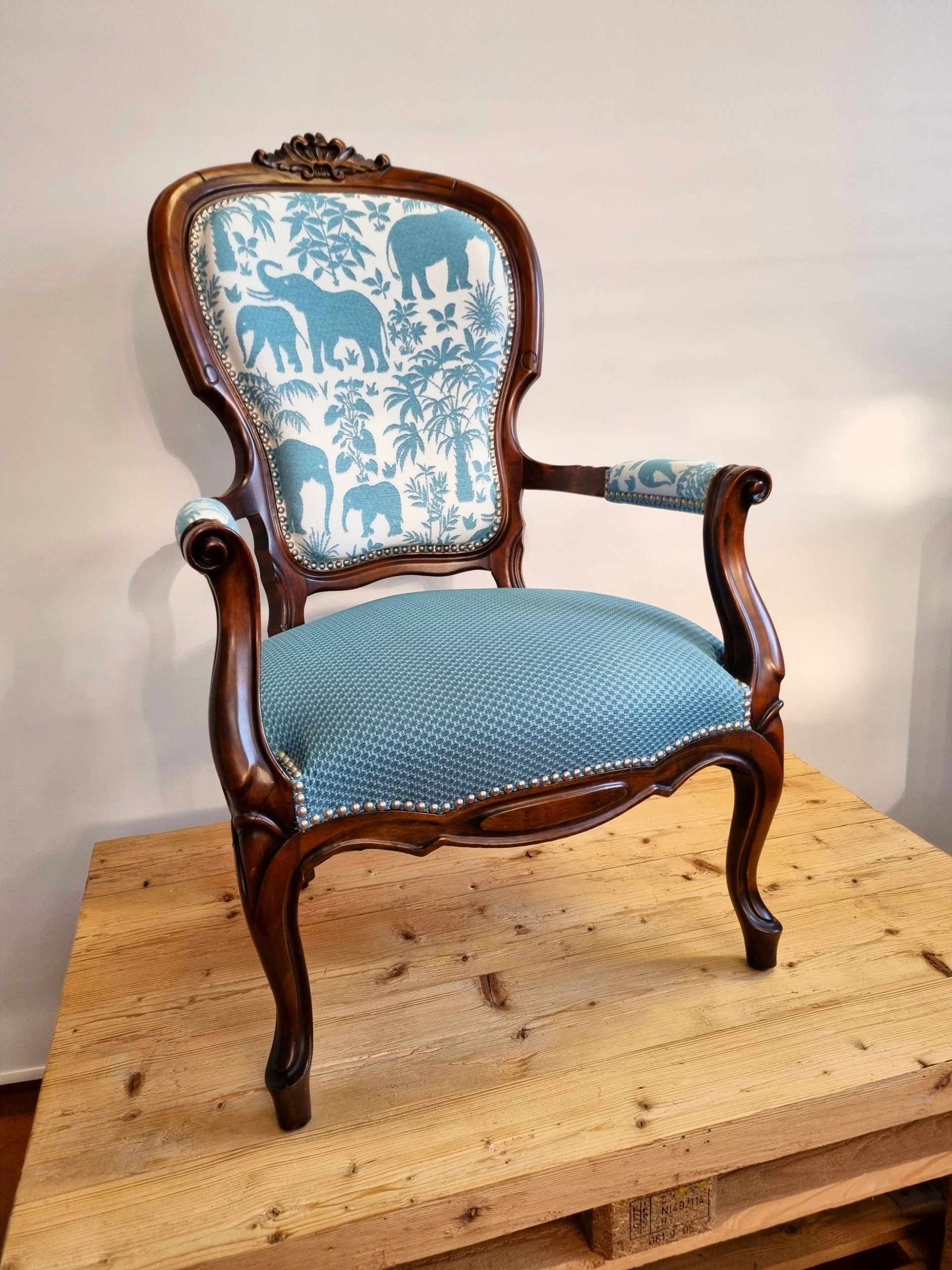 Auf einem Holztisch steht ein Stuhl.