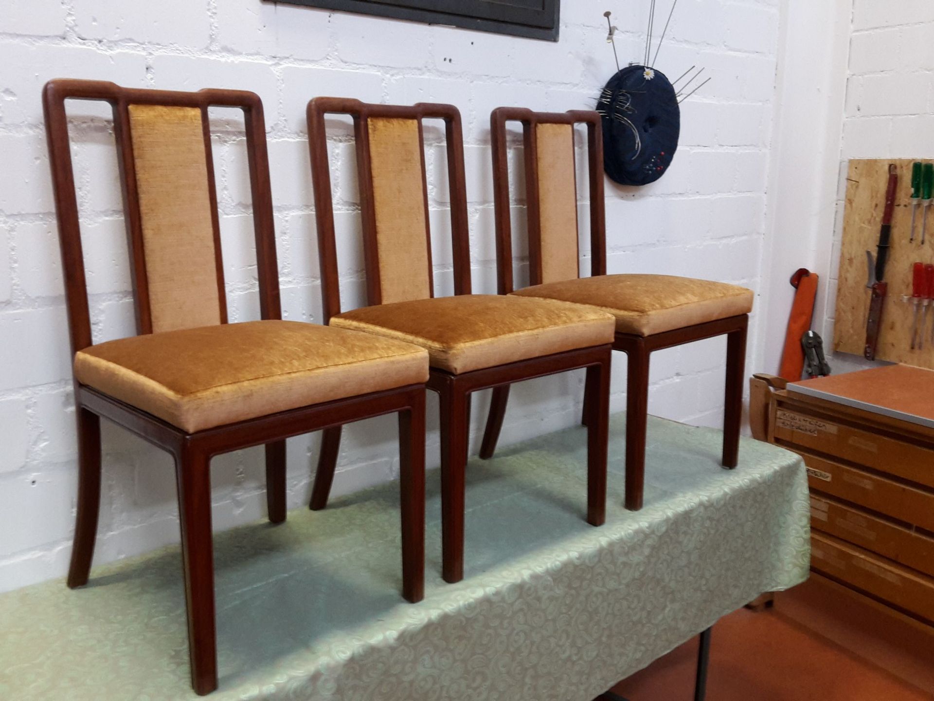 Vier Stühle stehen auf einem Tisch in einem Raum