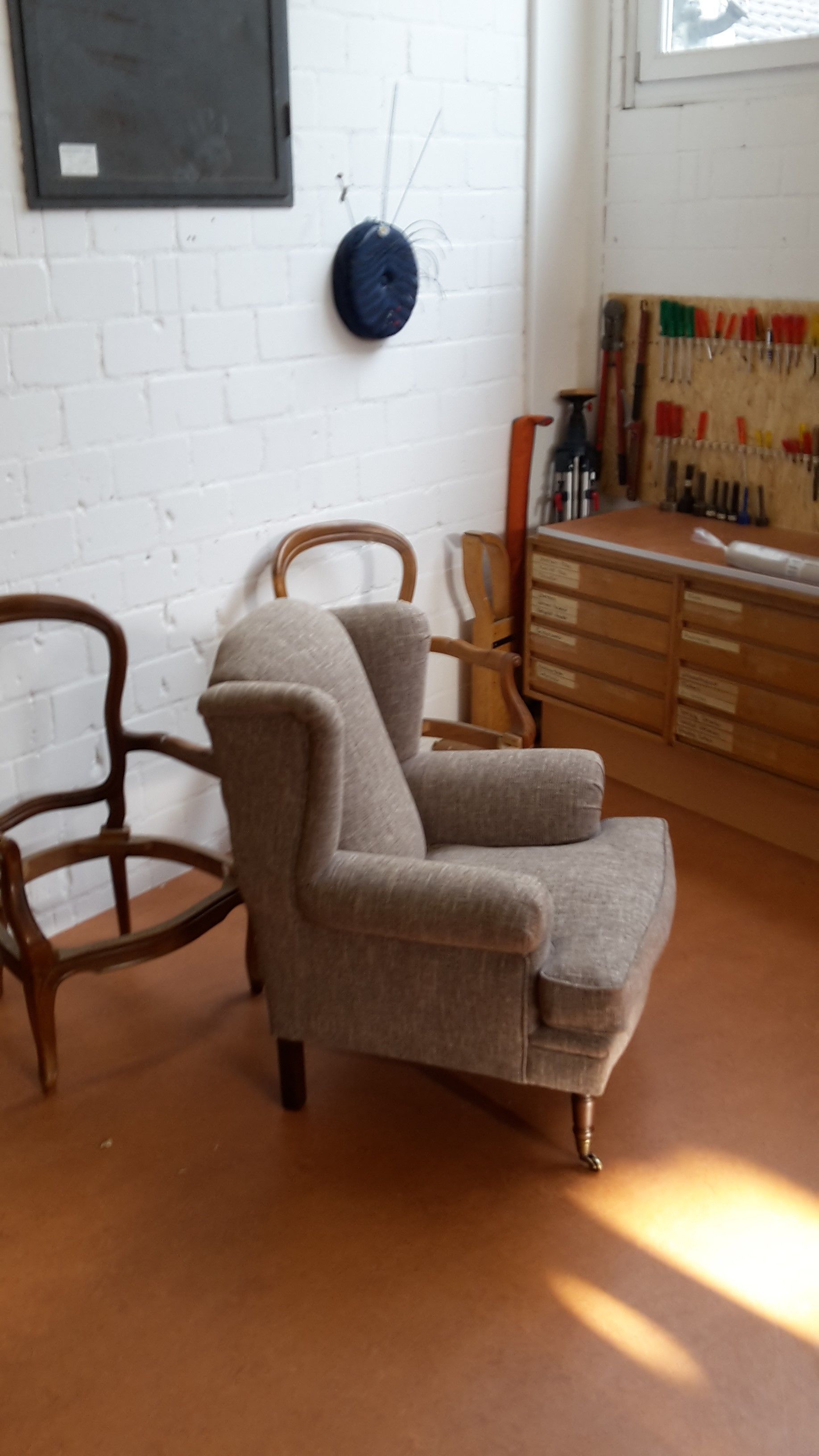 Ein Stuhl steht in einem Raum mit anderen Stühlen