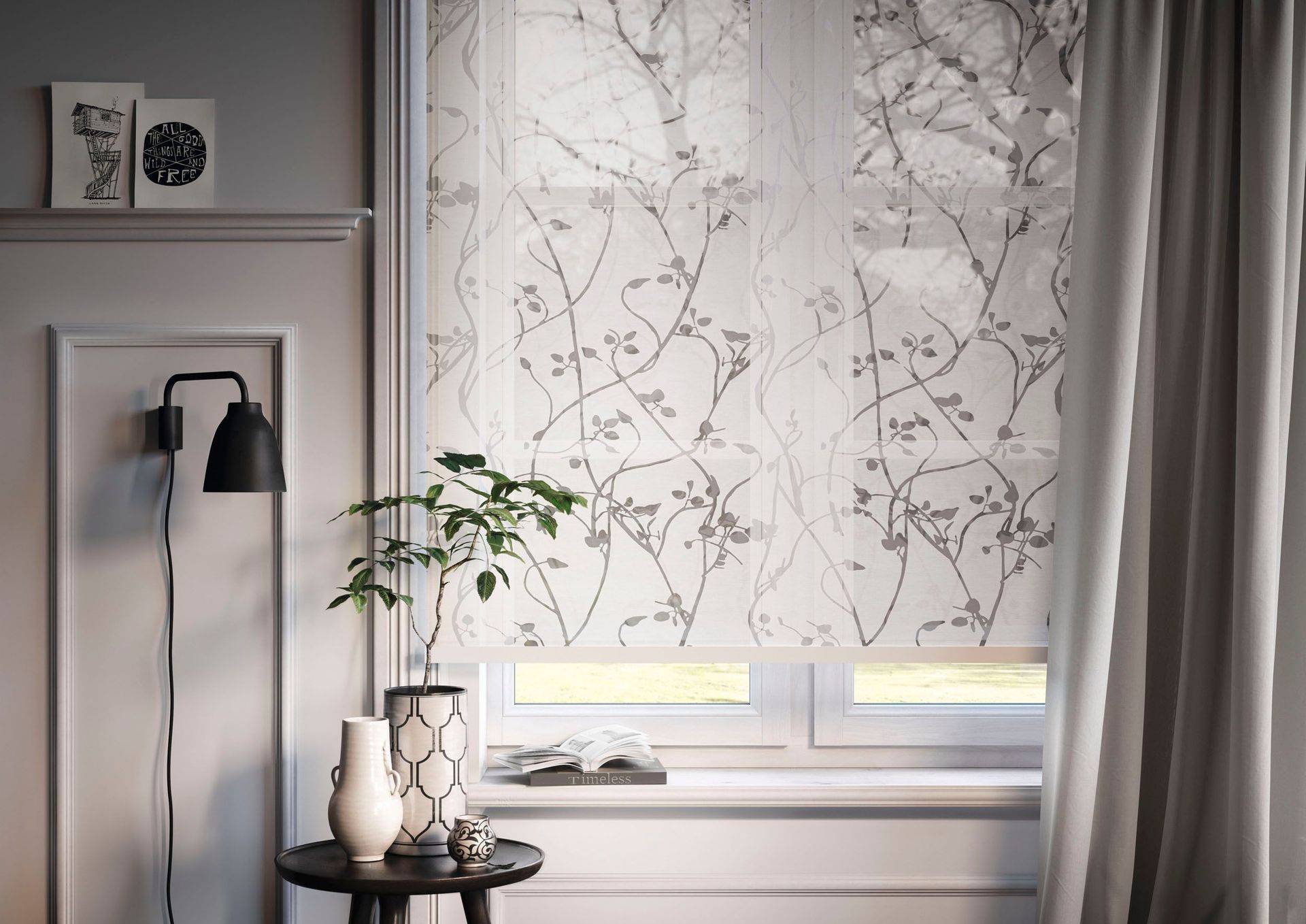 Ein Wohnzimmer mit einem Tisch, einer Lampe, Vasen und einem Fenster mit einer weißen Jalousie.