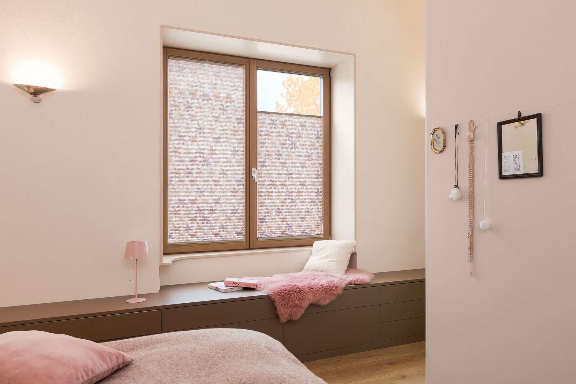 Ein Schlafzimmer mit einem Bett und einem Fenster mit Jalousien.