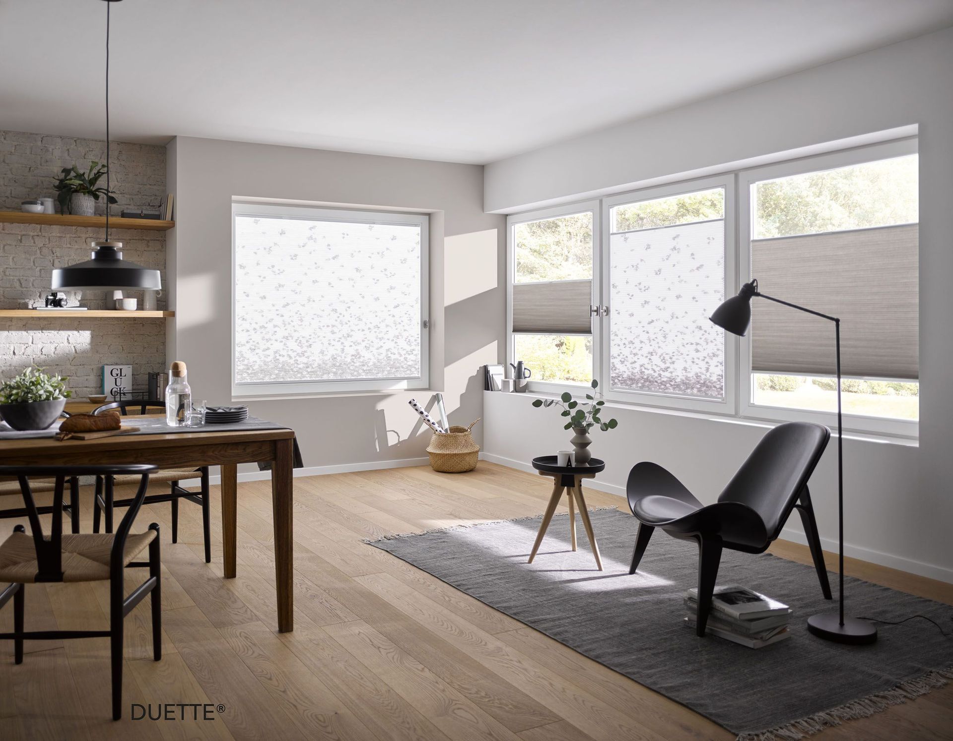 Ein Wohnzimmer mit einem Tisch, Stühlen und einer Lampe.