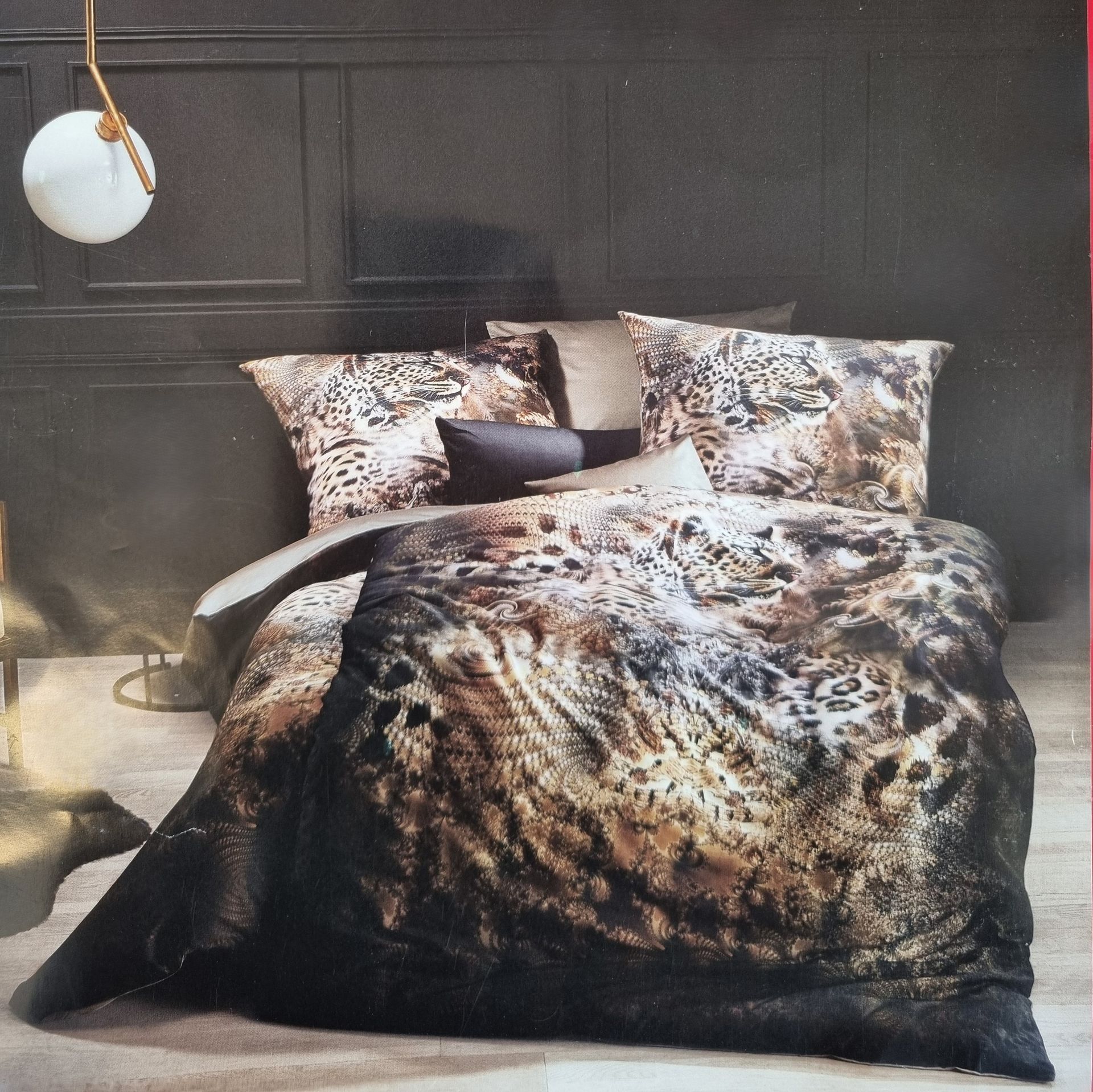 Ein Bett mit einer Bettdecke und Kissen im Leopardenmuster