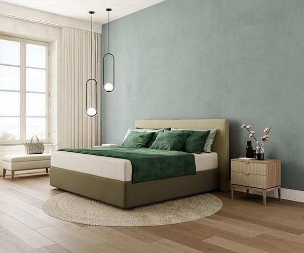 Ein Schlafzimmer mit Bett, Nachttisch und Fenster