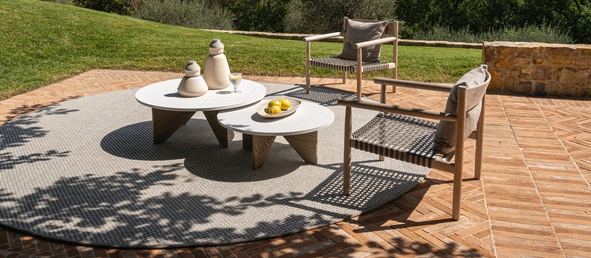 Eine Terrasse mit einem Tisch und Stühlen darauf