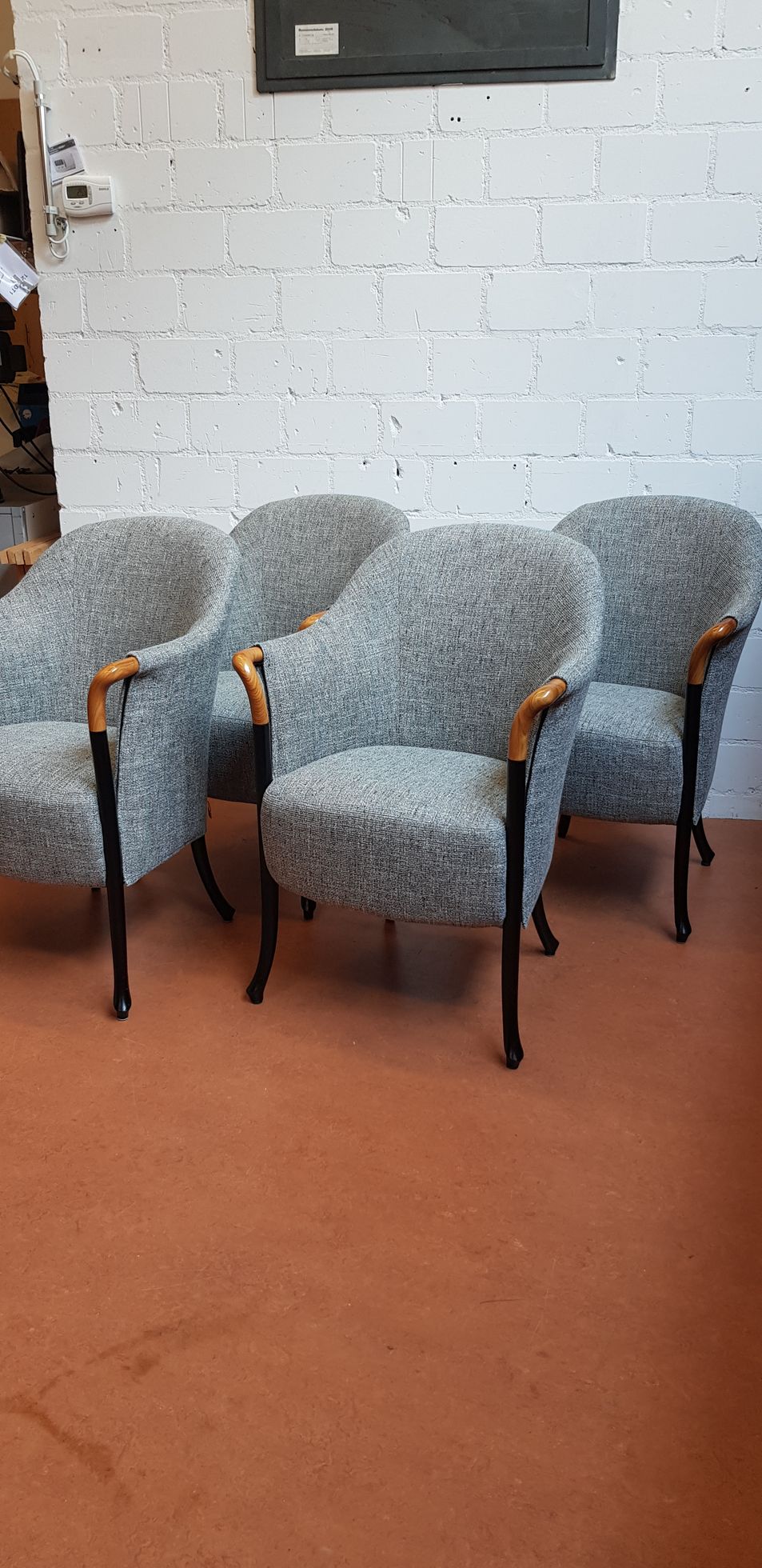 In einem Raum stehen drei Stühle nebeneinander.