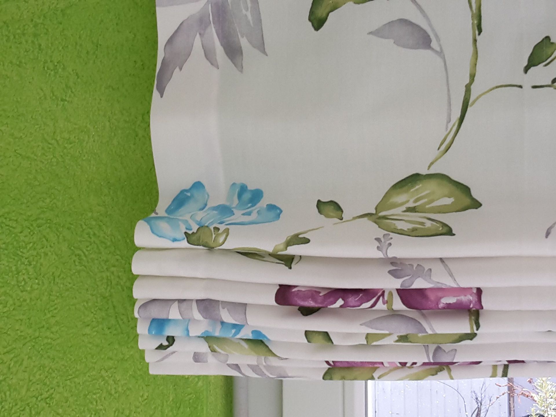 Ein weißer Vorhang mit lila und blauen Blumen darauf