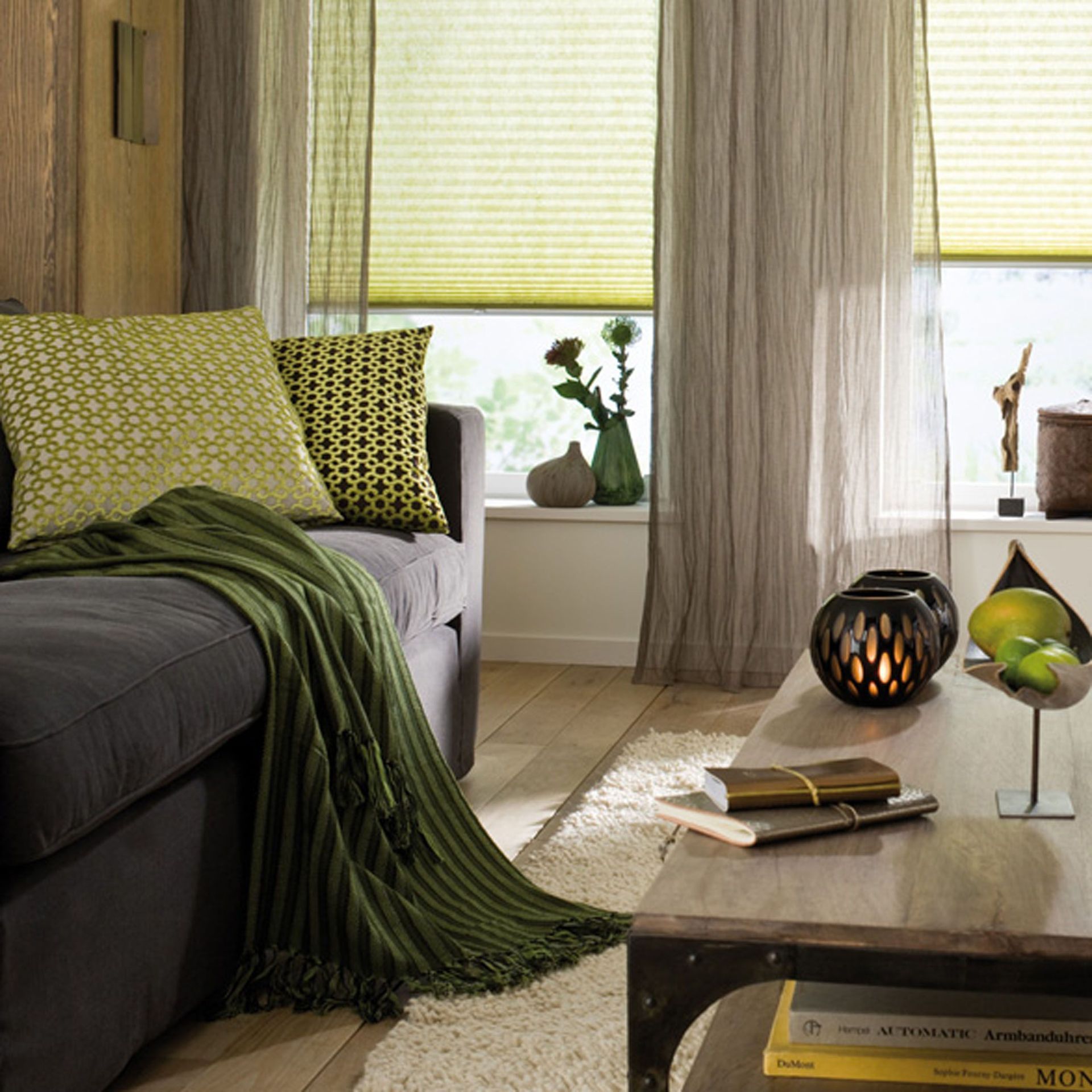 Ein Wohnzimmer mit einer Couch und einem Couchtisch