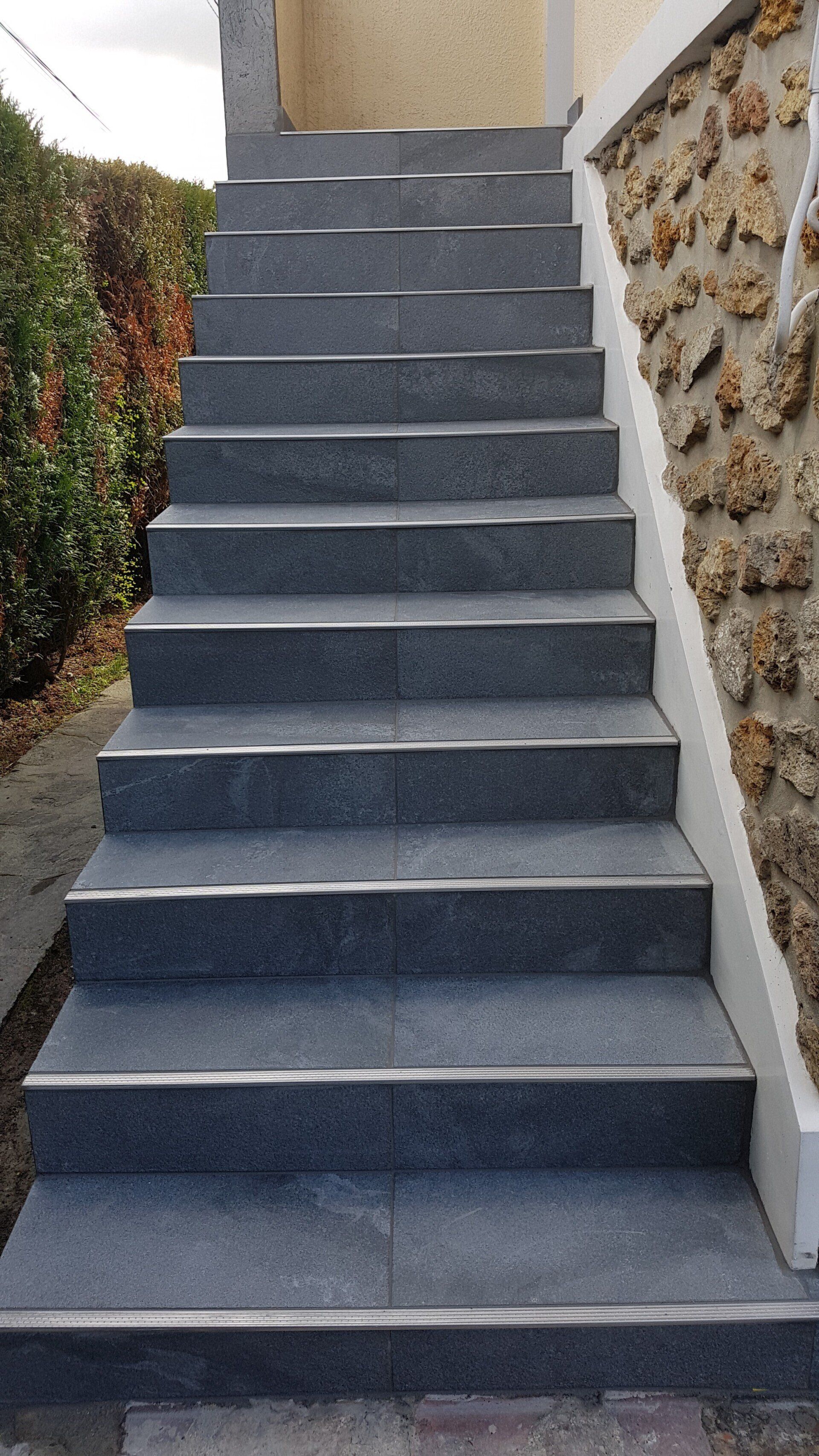 Escalier extérieur noir