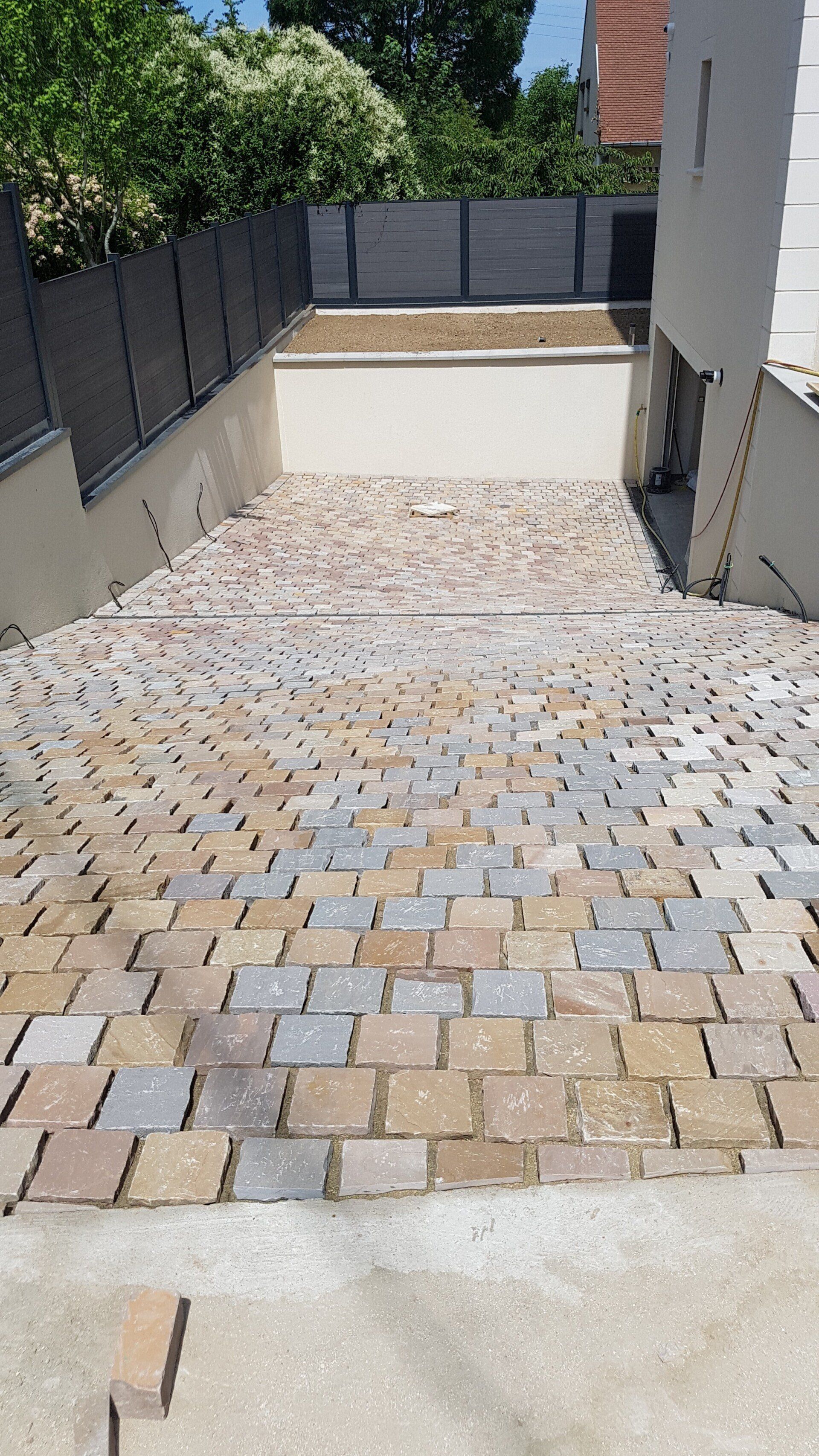 Descente en pavés vers garage