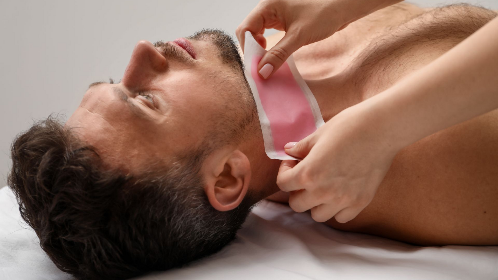 Un homme se faisant épiler les poils du cou à la cire.