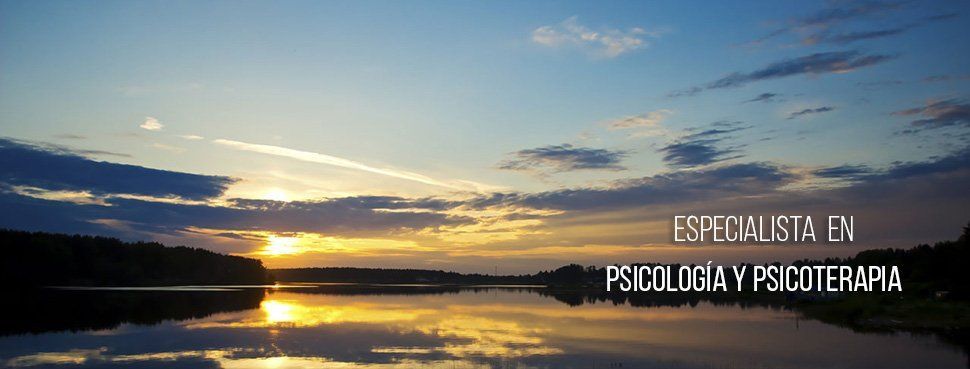 Una puesta de sol sobre un lago con las palabras psicología y psicoterapia en la parte inferior.
