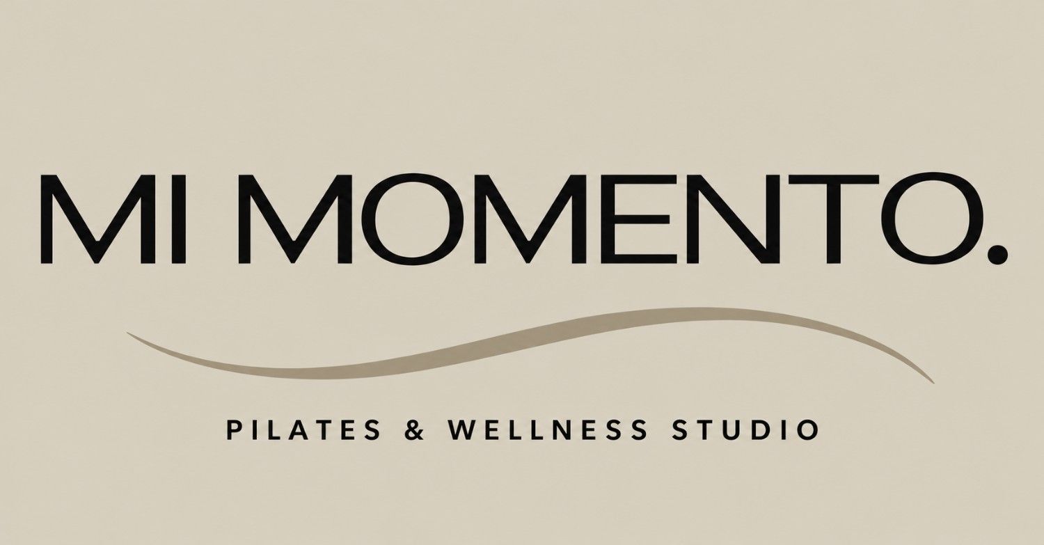 MI MOMENTO. Logotipo de un estudio de pilates y bienestar sobre un fondo beige, con un detalle de l&iacute;nea curva