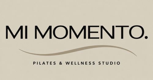 MI MOMENTO. Logotipo de un estudio de pilates y bienestar sobre un fondo beige, con un detalle de l&iacute;nea curva