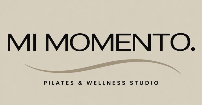 MI MOMENTO. Logotipo de un estudio de pilates y bienestar sobre un fondo beige, con un detalle de l&iacute;nea curva