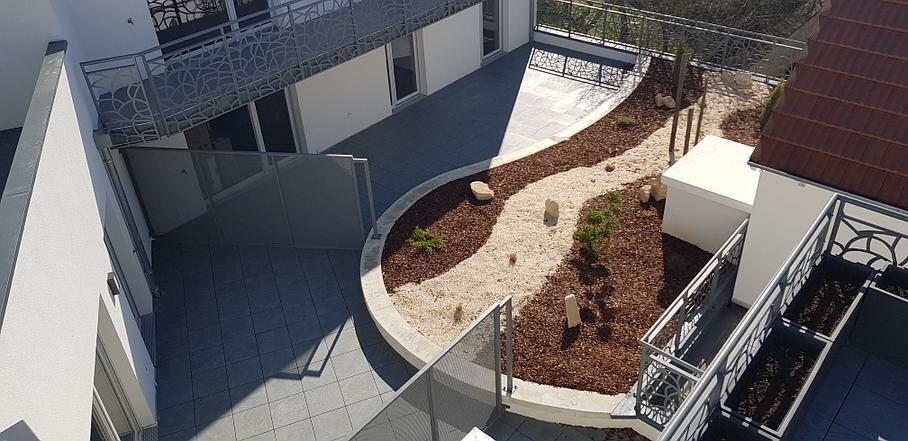 Terrasse dalle sur plots et végétalisée