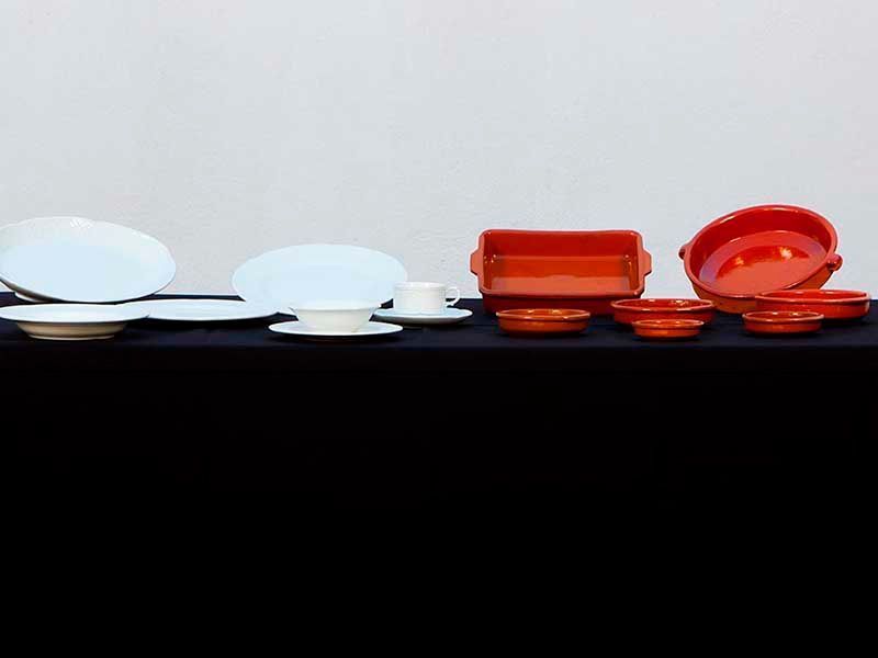 Una mesa cubierta con platos, cuencos y cazuelas.