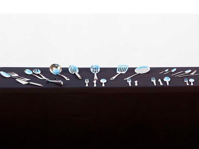 Una mesa con cubiertos y utensilios sobre ella