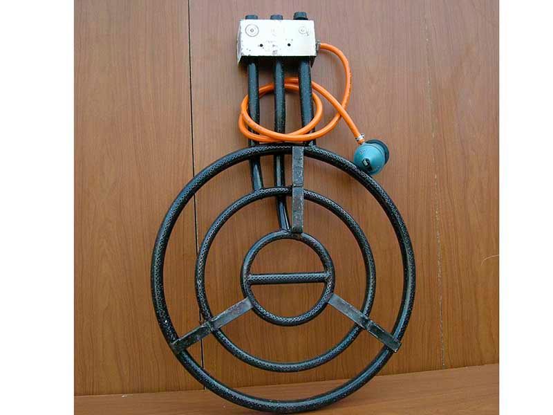 Un anillo de metal con una manguera unida a él