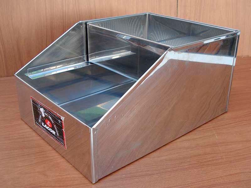 Una caja de acero inoxidable está sobre una mesa de madera.