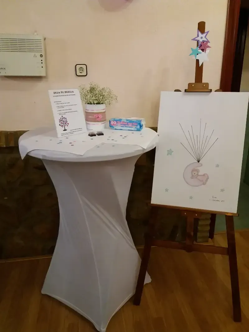 Una mesa y un caballete con un dibujo en él