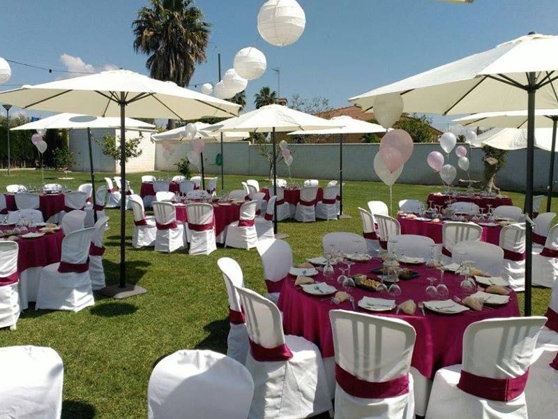 Las mesas y sillas están preparadas para una recepción de boda.
