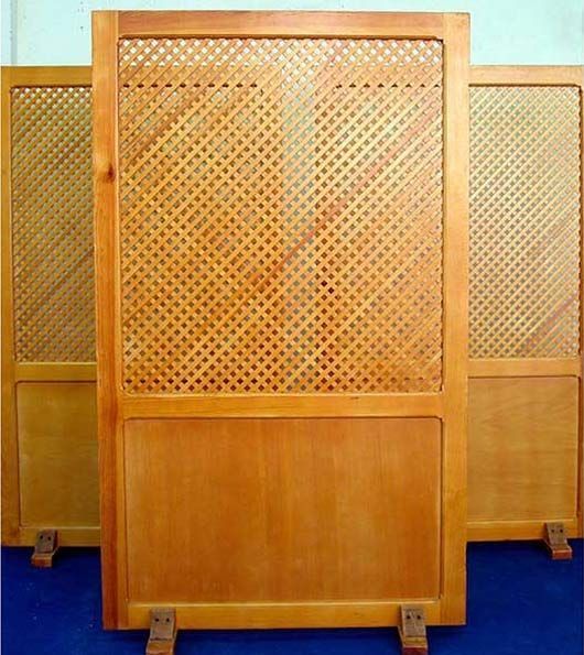 Tres divisores de madera están colocados encima de una alfombra azul.