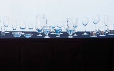 Hay muchos tipos diferentes de vasos en la mesa.