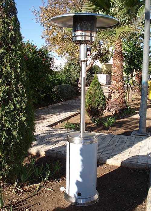 Un calentador blanco está sentado en el medio de un parque.