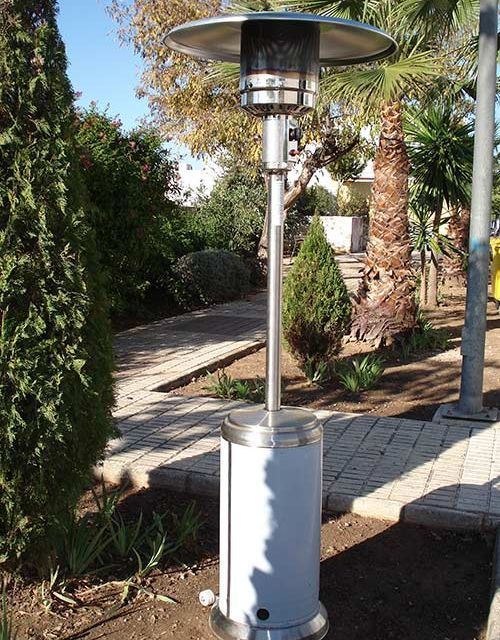 Un calentador blanco está sentado en el medio de un parque.