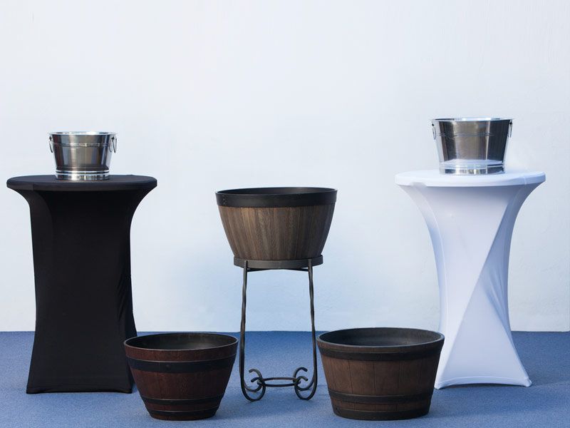 Un grupo de mesas con cubos encima de ellas.