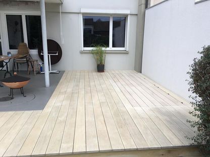 Dunkelbraune Holzmaserung.