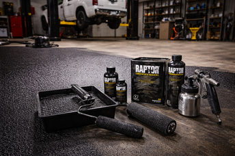 Une cuisine avec armoires noires et comptoirs en bois