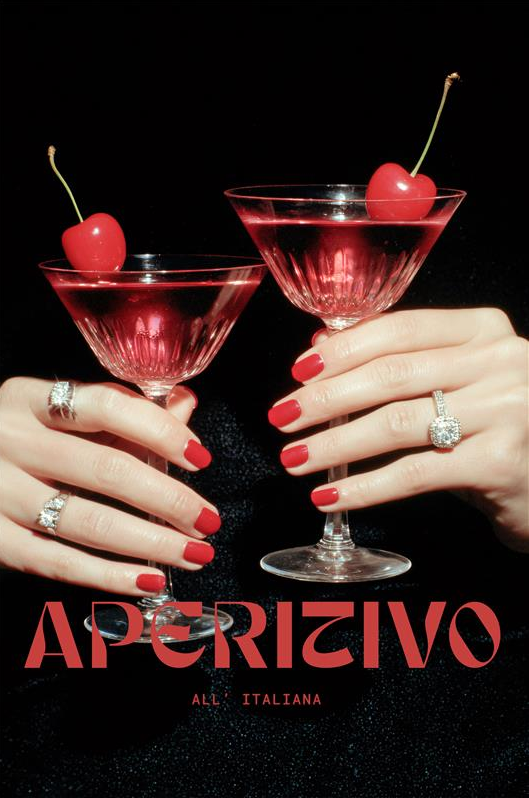 Eine Schüssel mit cremefarbenem, beigefarbenem Essen und dunkleren Fleischstücken in einer blau-braunen Schüssel.