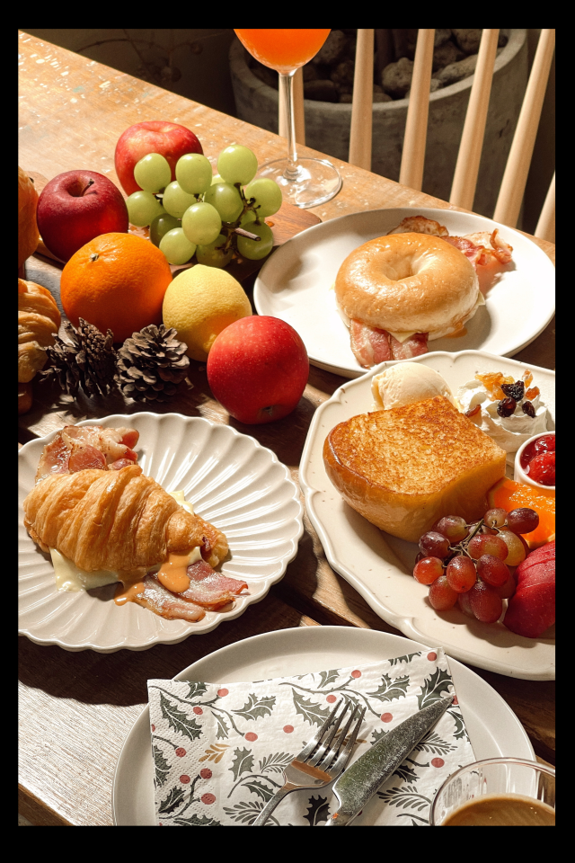 Dessert in einer rosa Schüssel auf einem Holztisch: Kuchen, Eiscreme, Erdbeeren und Minze.