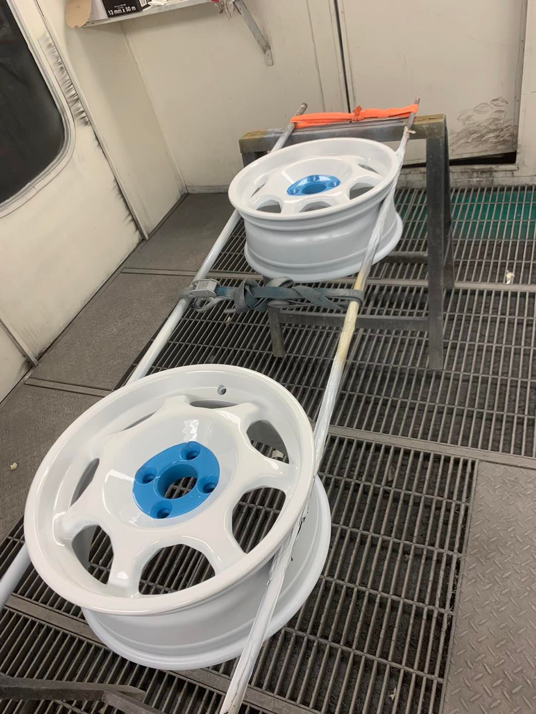 Peinture sur jantes.