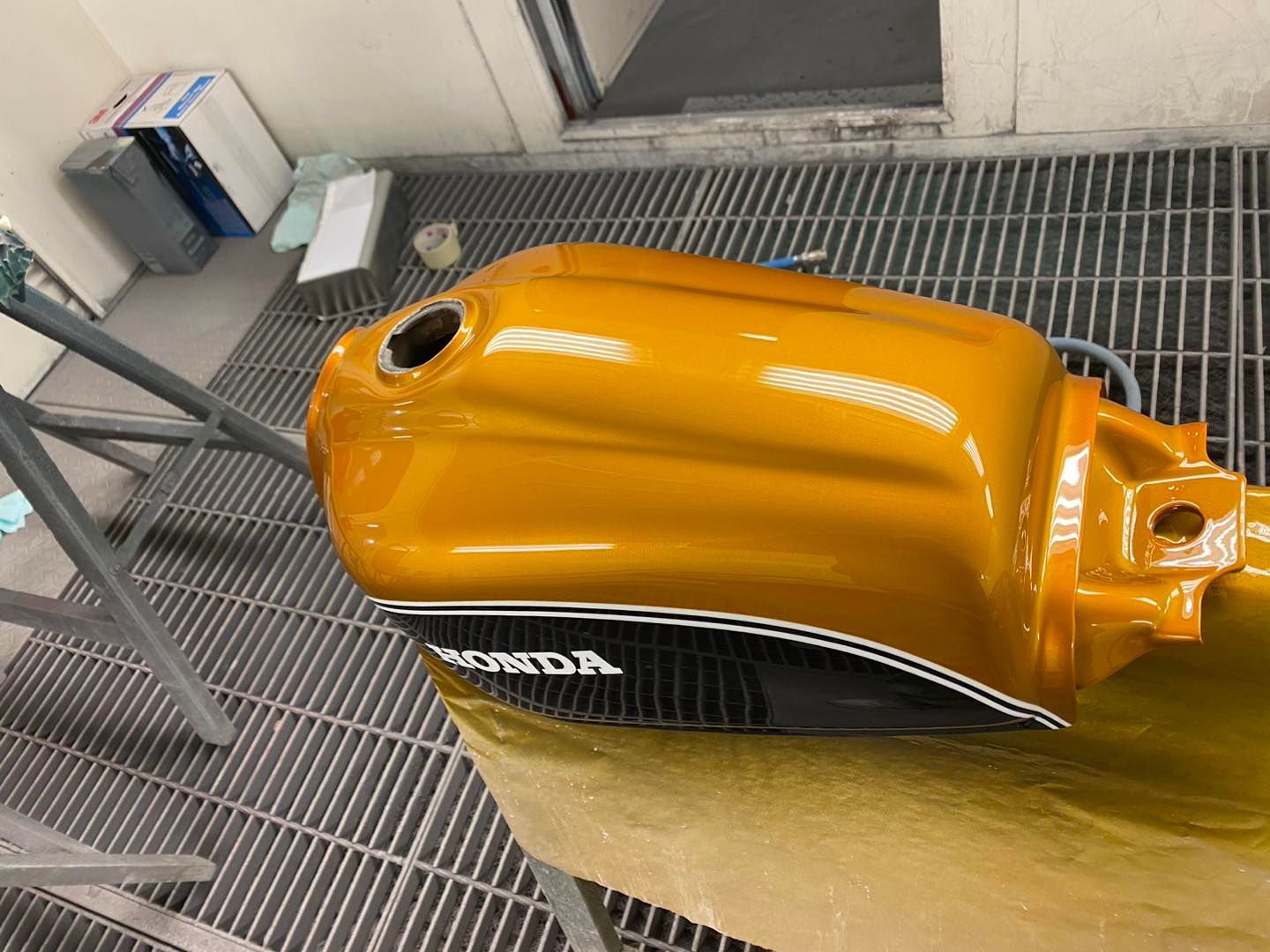 Réservoir de moto Honda.