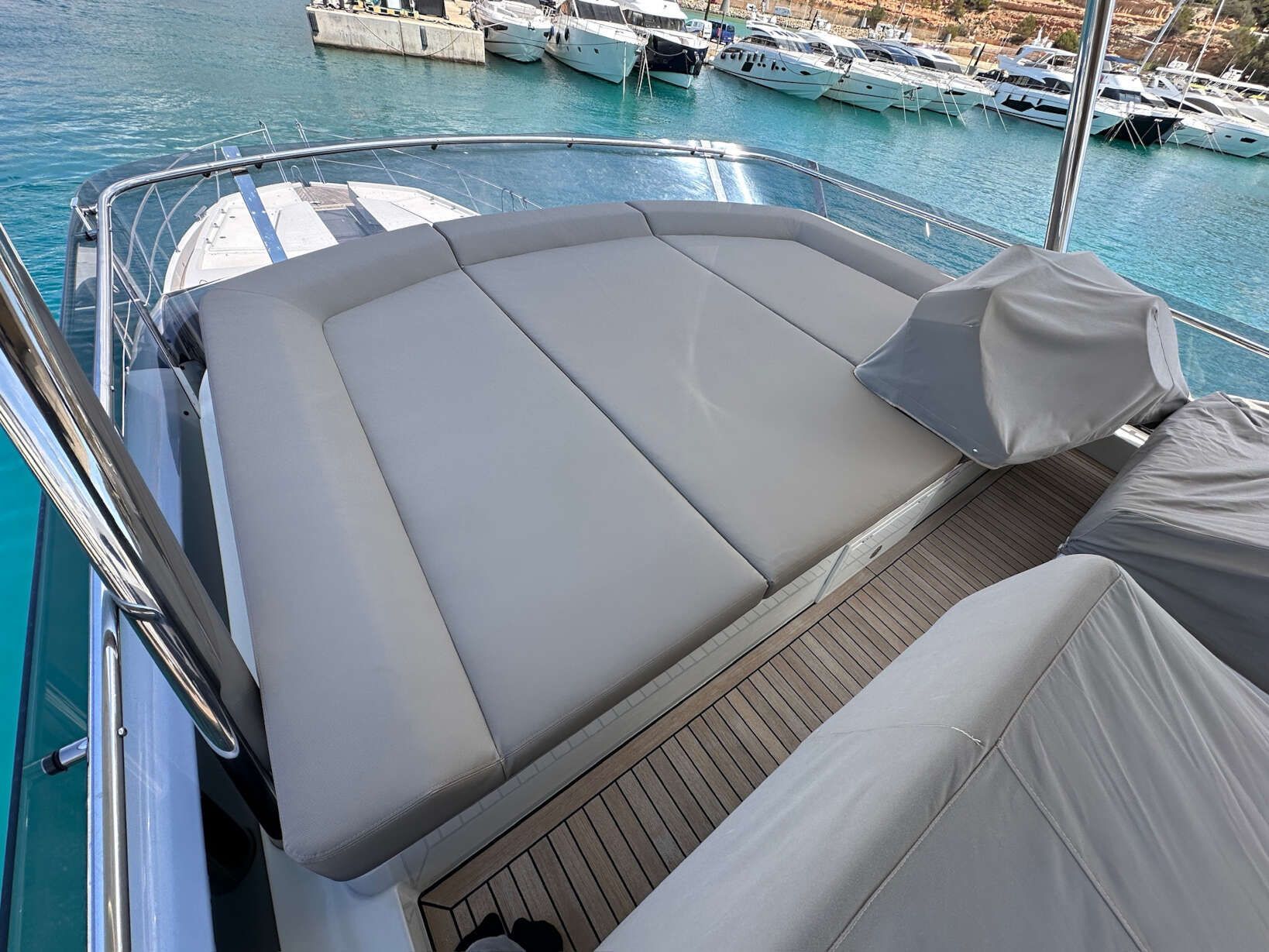 Hay un sofá en la parte trasera de un barco en el agua.
