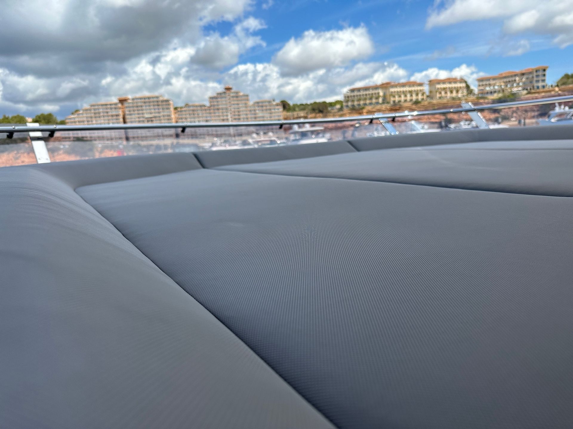 Una vista de una ciudad desde la parte trasera de un barco.