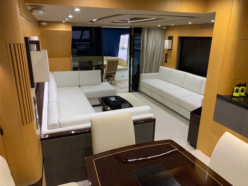 Una sala de estar con un gran sofá seccional y una mesa.