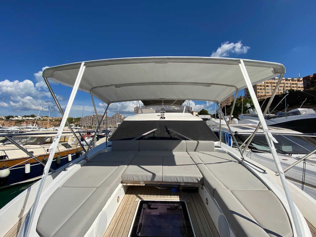 La parte delantera de un barco con un dosel encima.