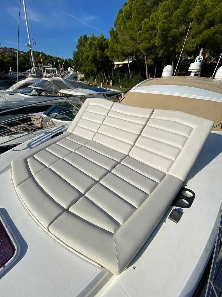 Un barco blanco con un cojín blanco en la parte trasera.