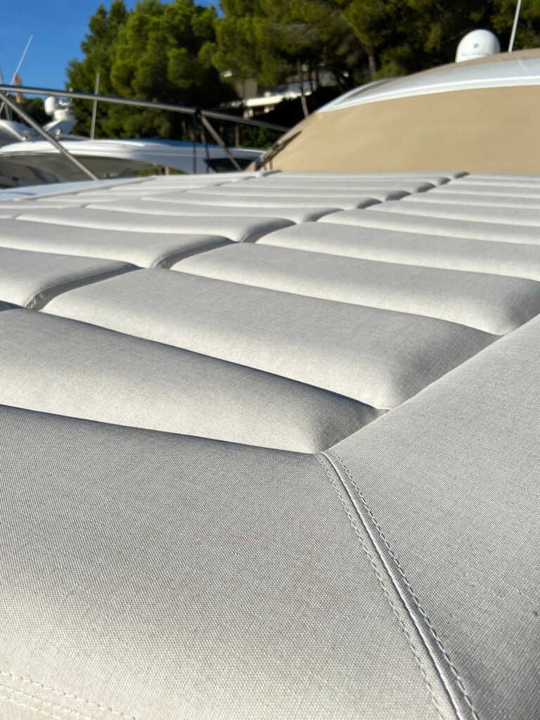 Un primer plano de los cojines en el techo de un barco.