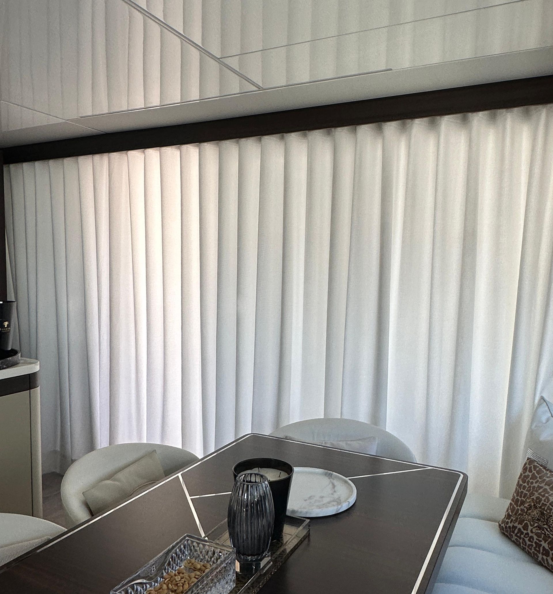 Una sala de estar en un barco con una mesa y sillas.