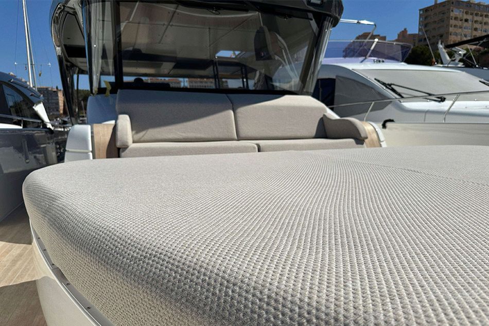 Un sofá está sentado en la parte trasera de un barco.