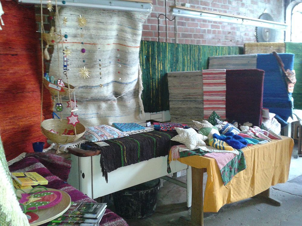 Ein Raum mit einem Tisch und einer Ziegelwand