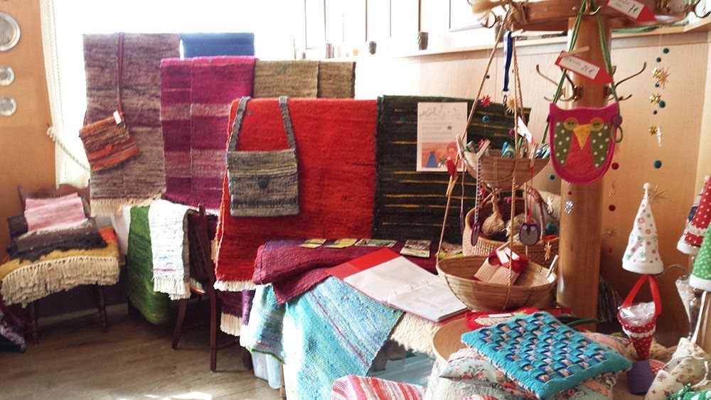 Ein Raum voller bunter Decken und Kissen.